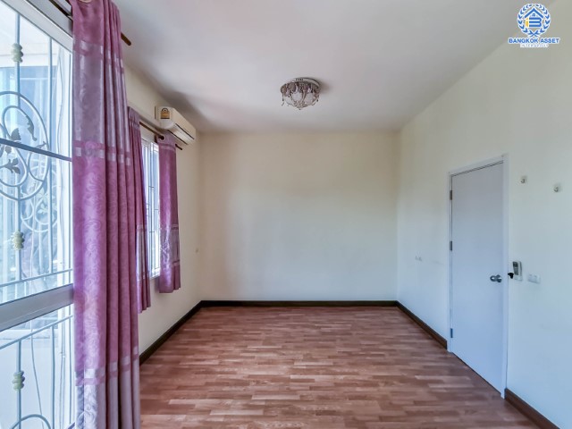 ทาวน์เฮ้าส์มือสองย่านนนทบุรี ม.กัสโต้ ปิ่นเกล้า-จรัญสนิทวงศ์ หลังมุม! คุณภาพแบรนด์ Q.House เนื้อที่เยอะถึง 20.8 ตร.ว. ฟังก์ชันจัดเต็ม 4 ห้องนอน 3 ห้องน้ำ 2 ที่จอดรถ บ้านพร้อมอยู่ ทำเลเดินทางสะดวก ใกล้ใจกลางเมือง, รถไฟฟ้าสายสีแดง "สถานีบางบำหรุ" และทางด่วน "ศรีรัช"...